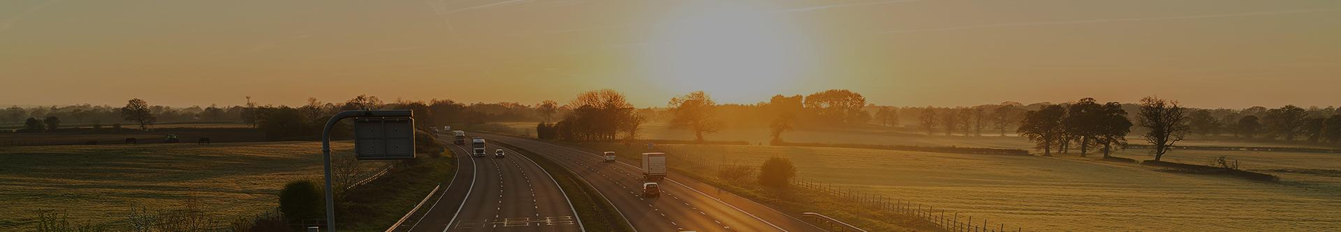 autostrada o zachodzie slonca